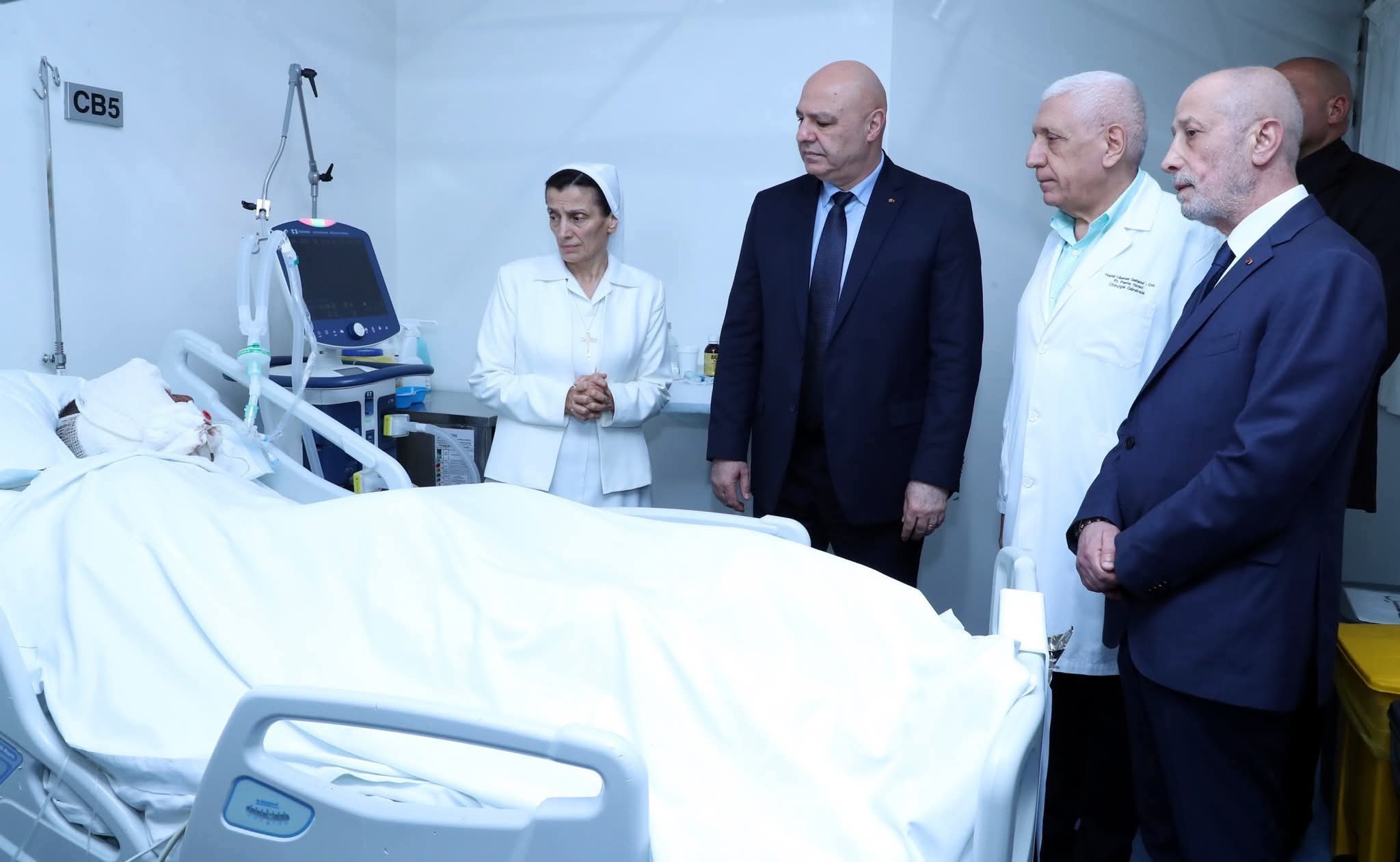 عون يعاين الجرحى ويعزي عائلات الشهداء