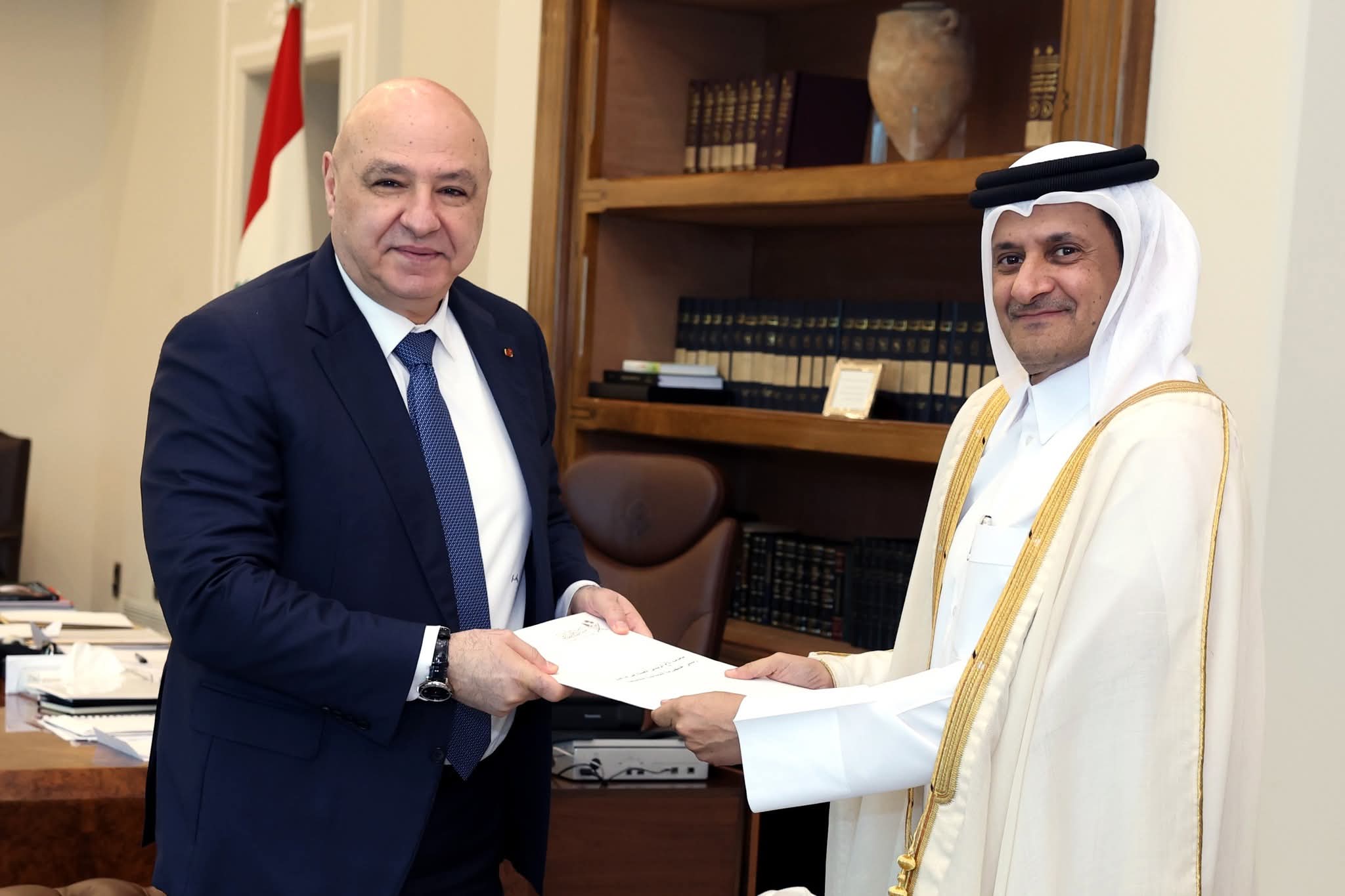 عون تسلم رسالة من امير دولة قطر
