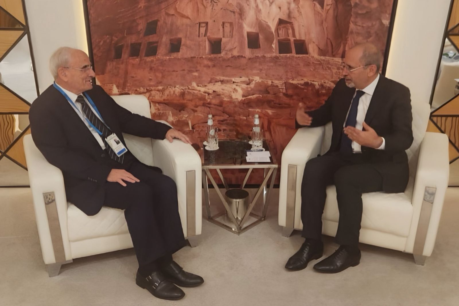 وزير الدفاع الوطني يلتقي وزير الخارجية الأردني