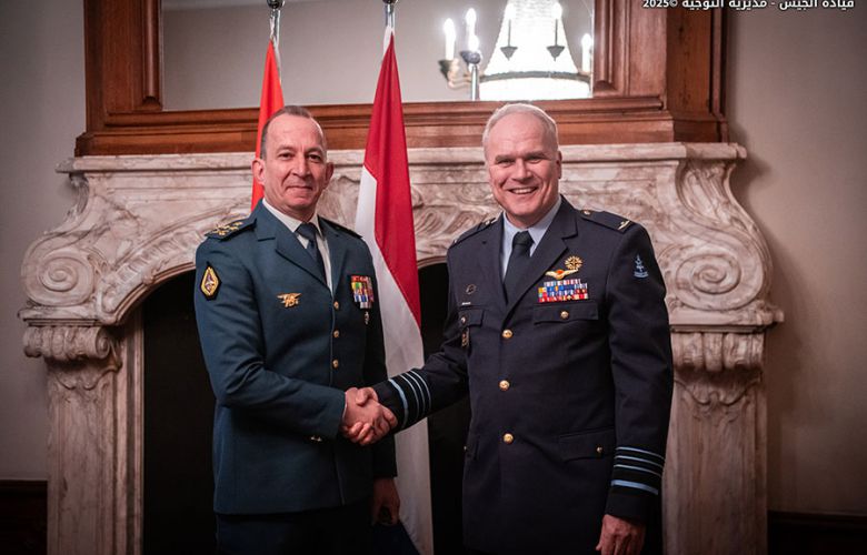 قائد الجيش يزور نظيره الهولندي