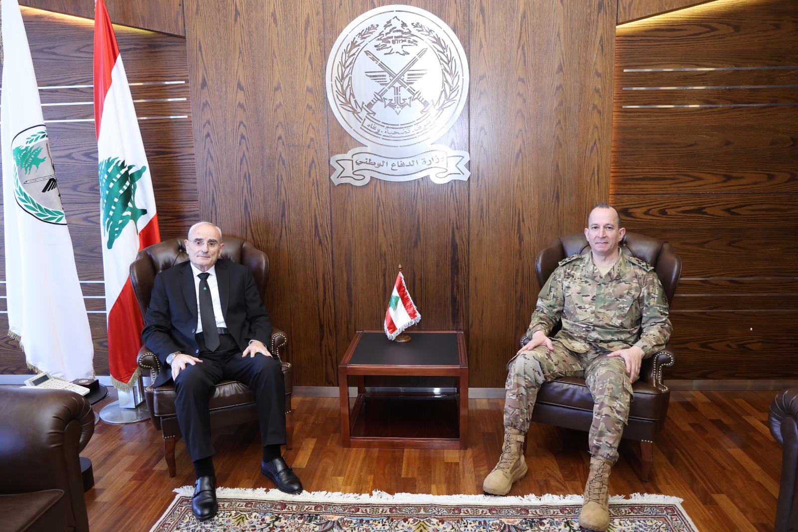 وزير الدفاع الوطني يستقبل قائد الجيش مهنئًا بعيد الاستقلال