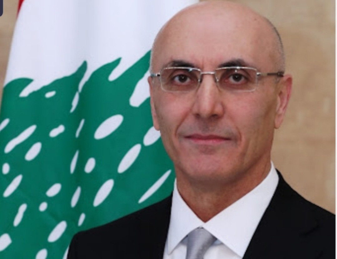 وزير الداخلية بوجه اكثر من كتاب بهدف السلامة المرورية