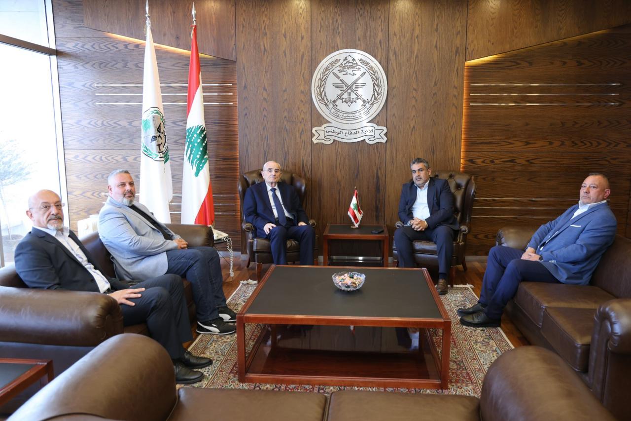 وزير الدفاع يعرض مع زواره الأوضاع العامة.