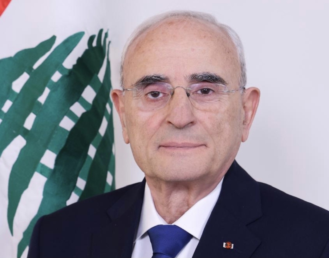 وزير الدفاع يطالب المجتمع الدولي بالخروج من دائرة الصمت.