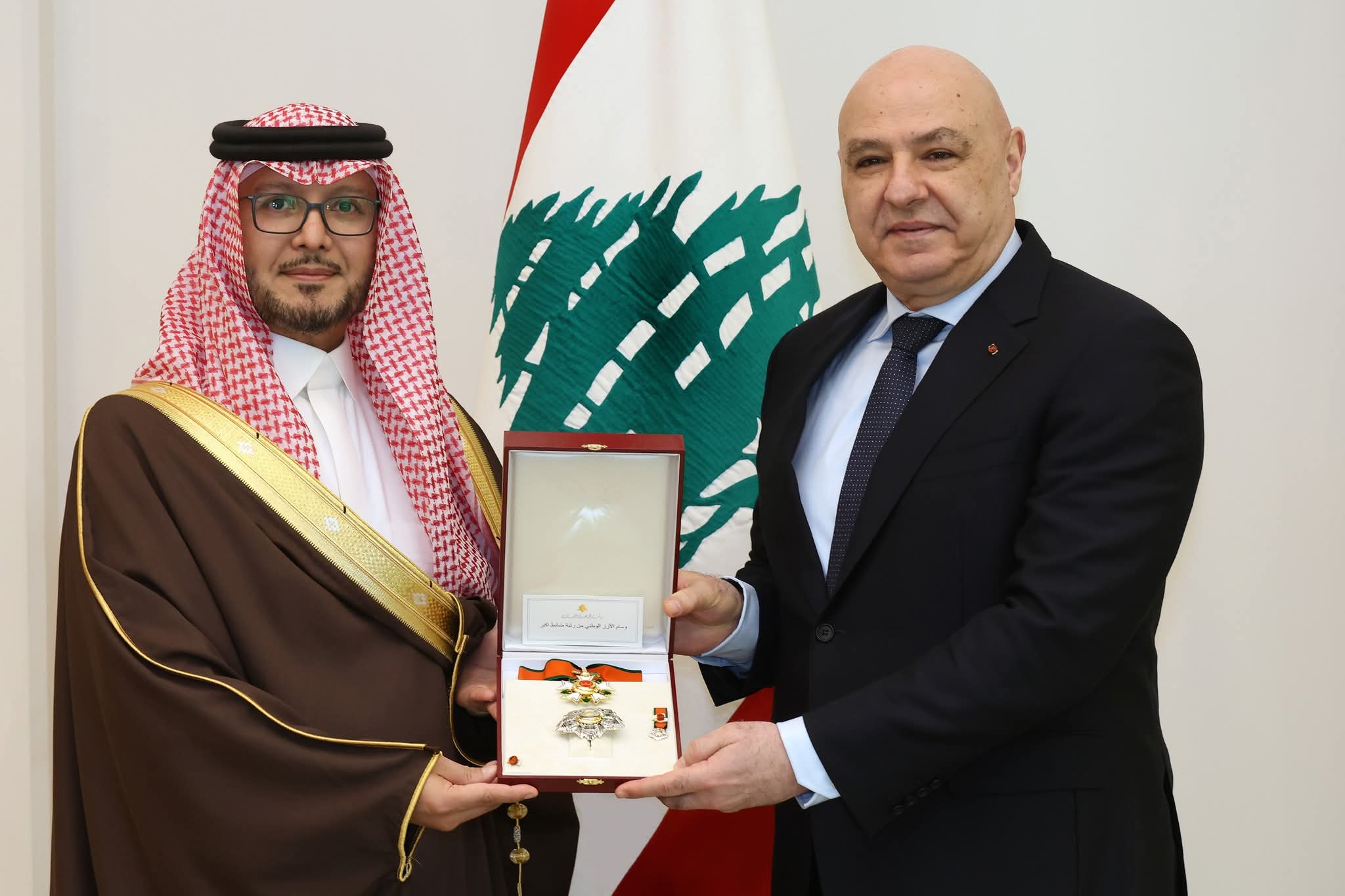 عون يقلد السفير البخاري في زيارته الوداعية وسام الأرز الوطني من رتبة ضابط أكبر.