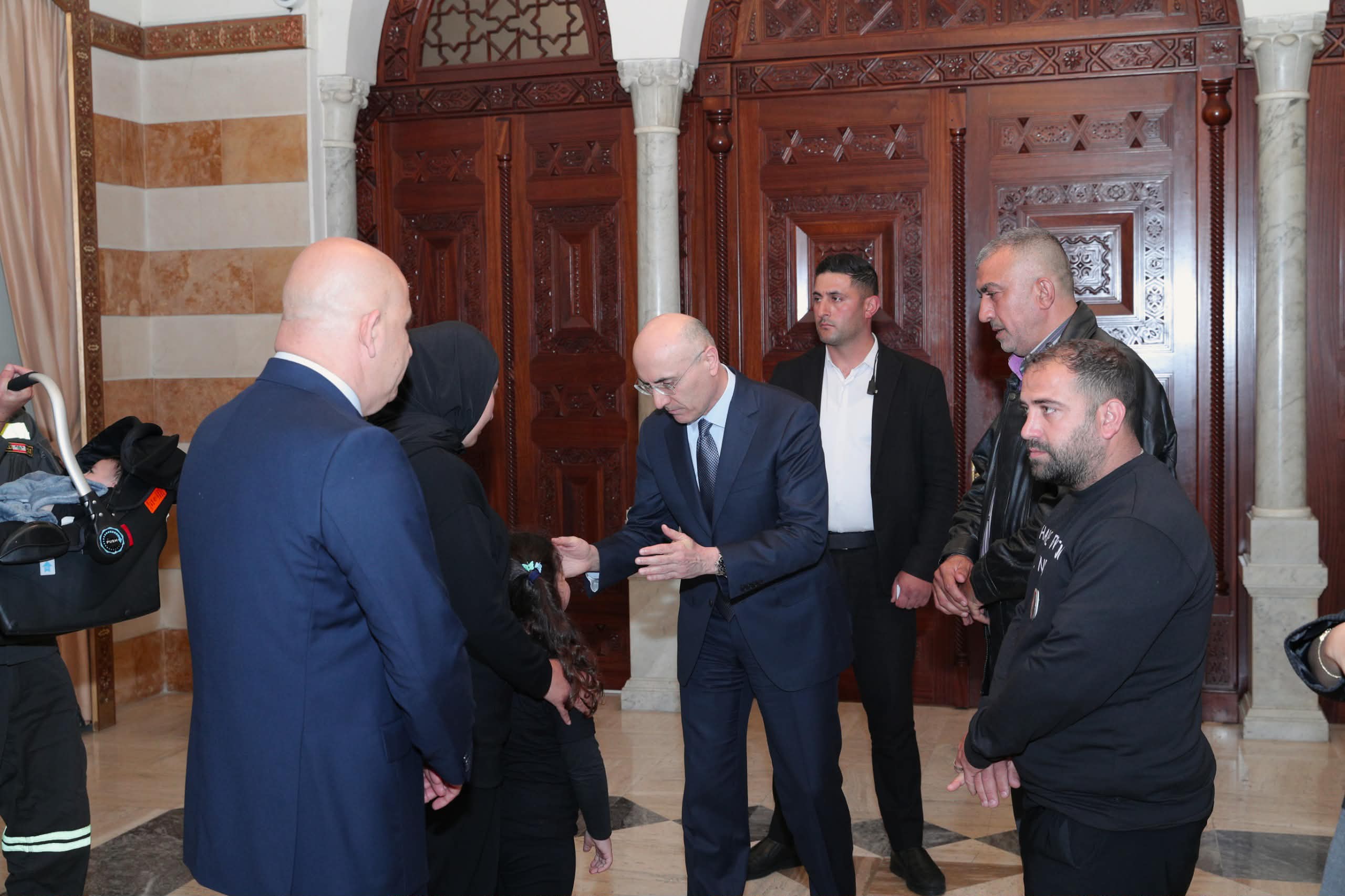 وزير الداخلية استقبل عوائل شهداء الدفاع المدني وأكد أن تضحياتهم تجسد أسمى معاني البذل والعطاء.