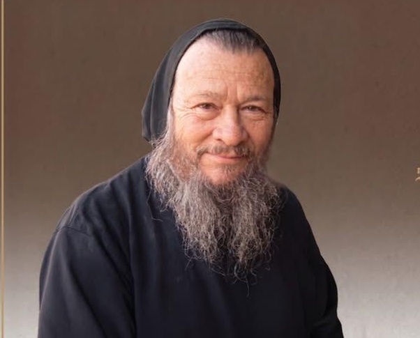 حبيس من نوع آخر … صمته أبلغ من أي كلام.