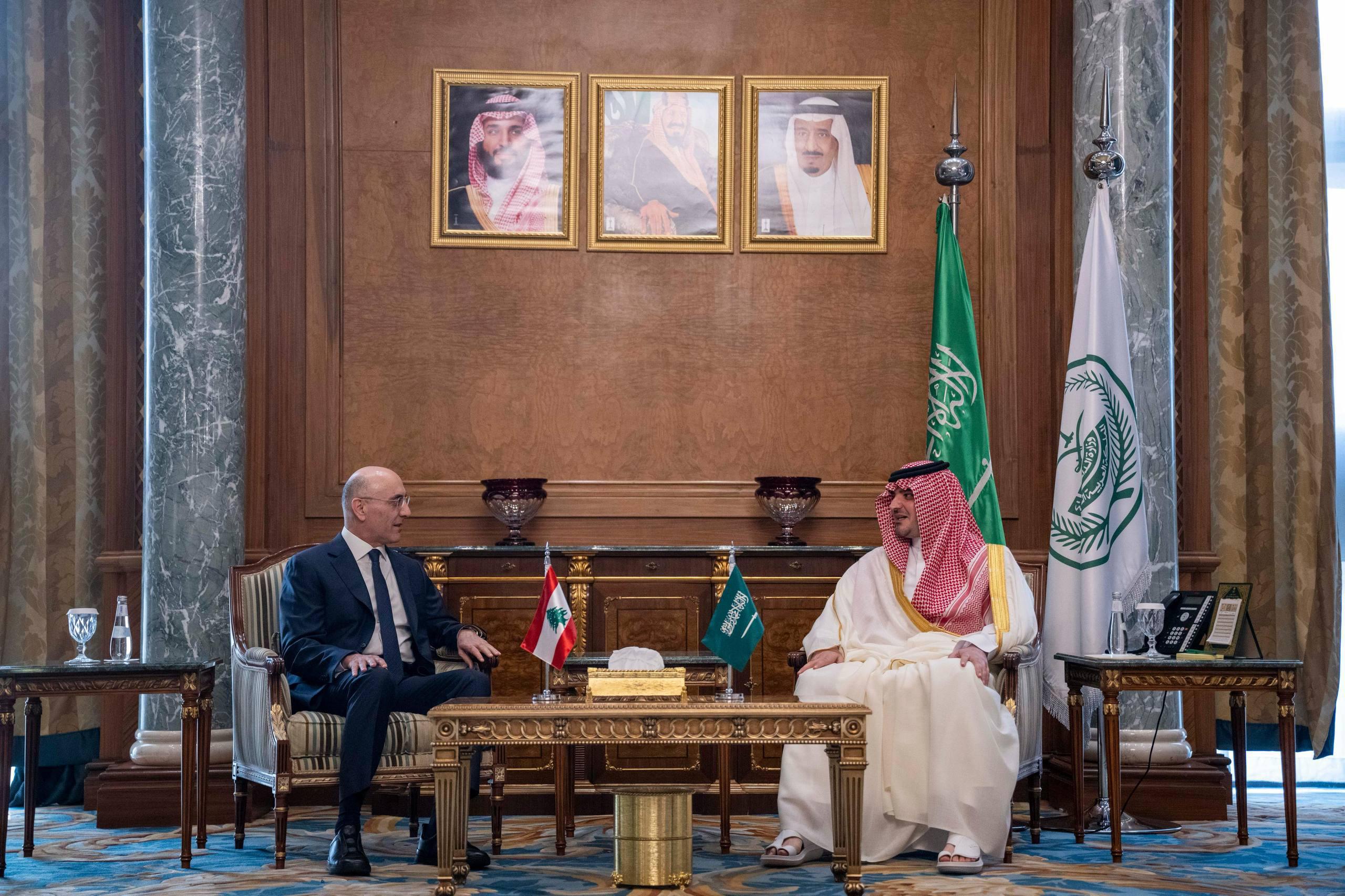 وزير الداخلية يشيد بدور المملكة في خدمة الحجاج خلال لقائه مع نظيره السعودي.