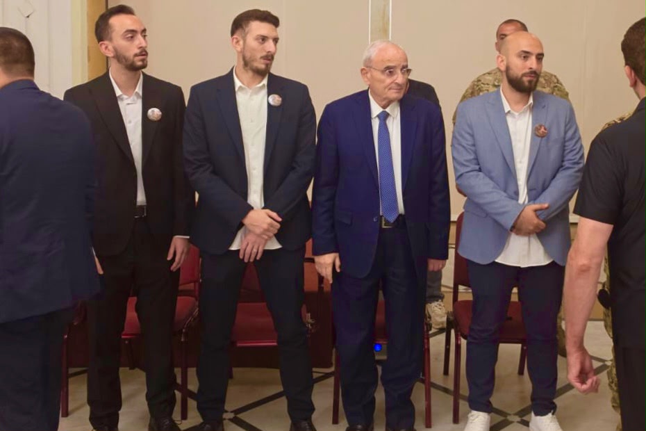 وزير الدفاع الوطني يقدم التعازي باستشهاد العميد وسام صبرا في جامع الأمين في وسط بيروت
