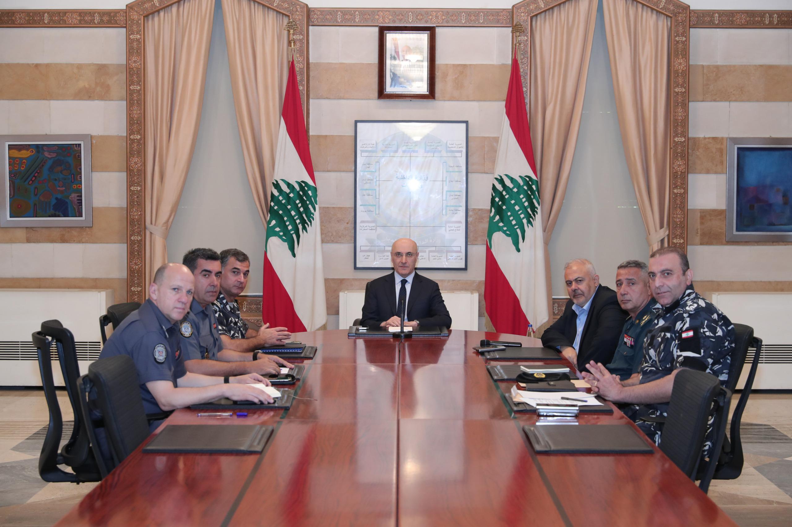 بعدما ترأس اجتماعا امنيا في مكتبه، وزير الداخلية يدعو إلى قمع مخالفات الدراجات النارية.