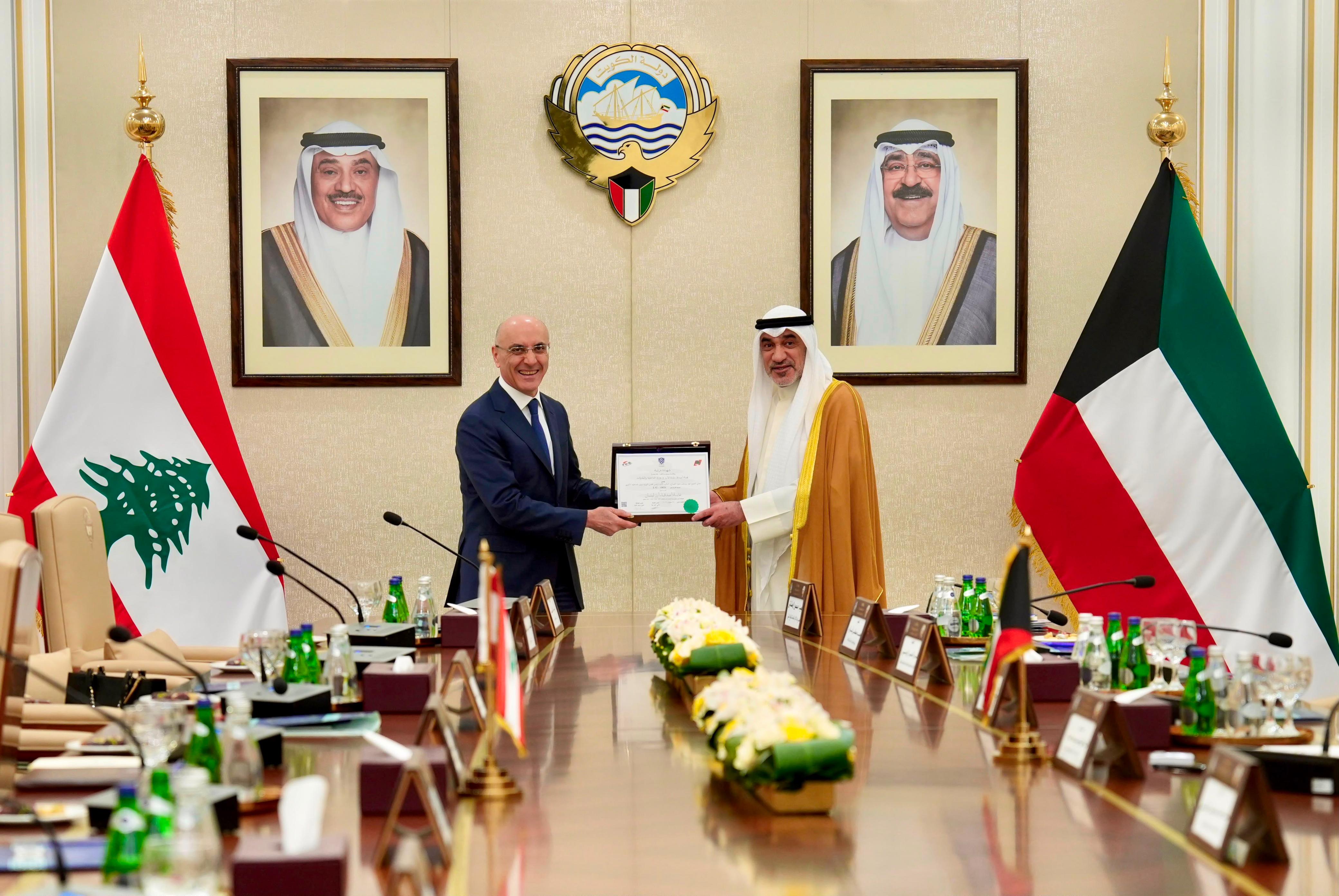 وزير الداخلية يلتقي نظيره الكويتي ويبحثان في تقوية العلاقات المميزة بين البلدين.