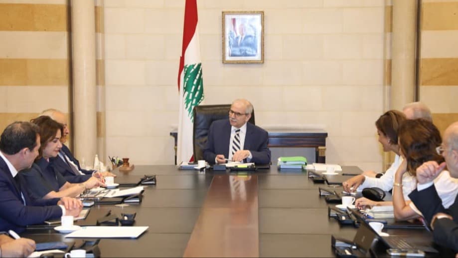 ” مجلس الوزراء علّق في جلسته الاستثنائية العمل بالرسوم الجمركية على بعض السلع لإعادة الدرس”.