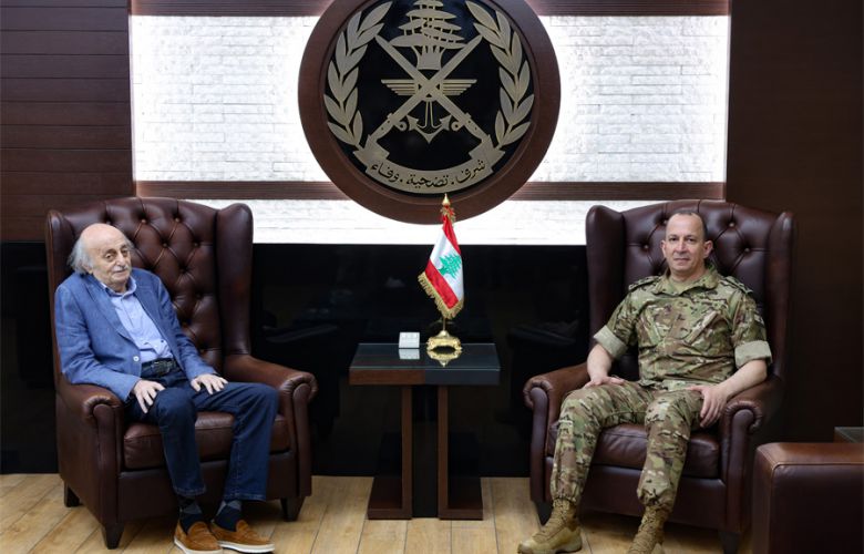 قائد الجيش يستقبل جنبلاط.