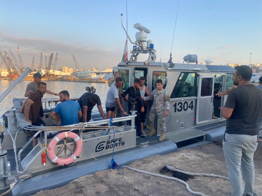 القوات البحرية في الجيش تنقذ 21 شخصا قبالة طرابلس أثناء تهريبهم بحرا بطريقة غير شرعية