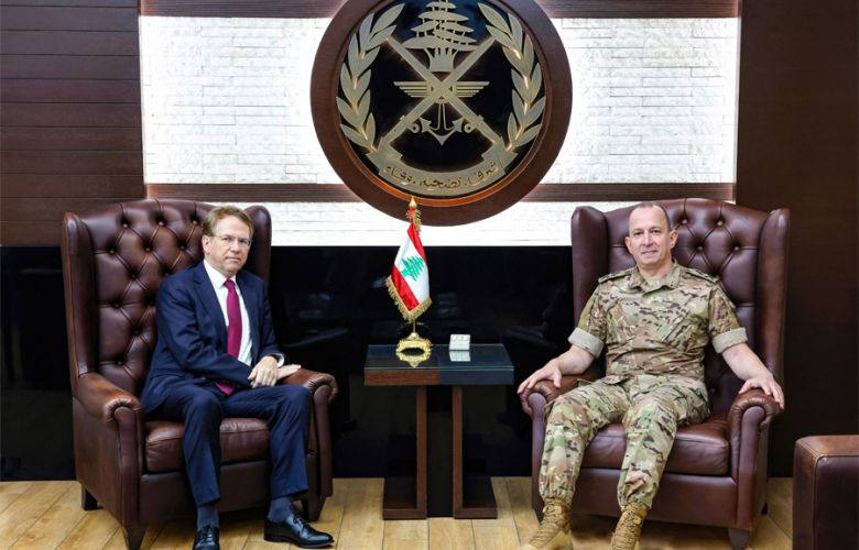 قائد الجيش يستقبل سفراء ودبلوماسيين.